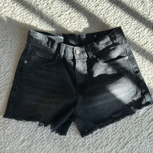 Zara jeans shorts  - Snygga jeansshorts från zara, köpta för 209kr men säljer för 180kr🤗 har aldrig använt dom så dom är i helt nytt skick😍