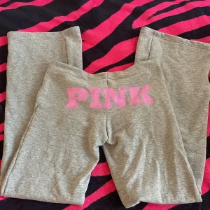 Pink byxor - Bra skick men de har bara en liten fläck men knappts syns det är för mina mått så min längd är cirka (160)