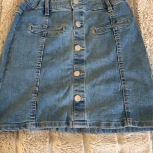 Snygg jeans kjol - En jätte bra kvalitet och fin jeans kjol! Använd ett få tal gånger men har inga märken efter det. Skickas i jätte bra skick. 💙🤍
