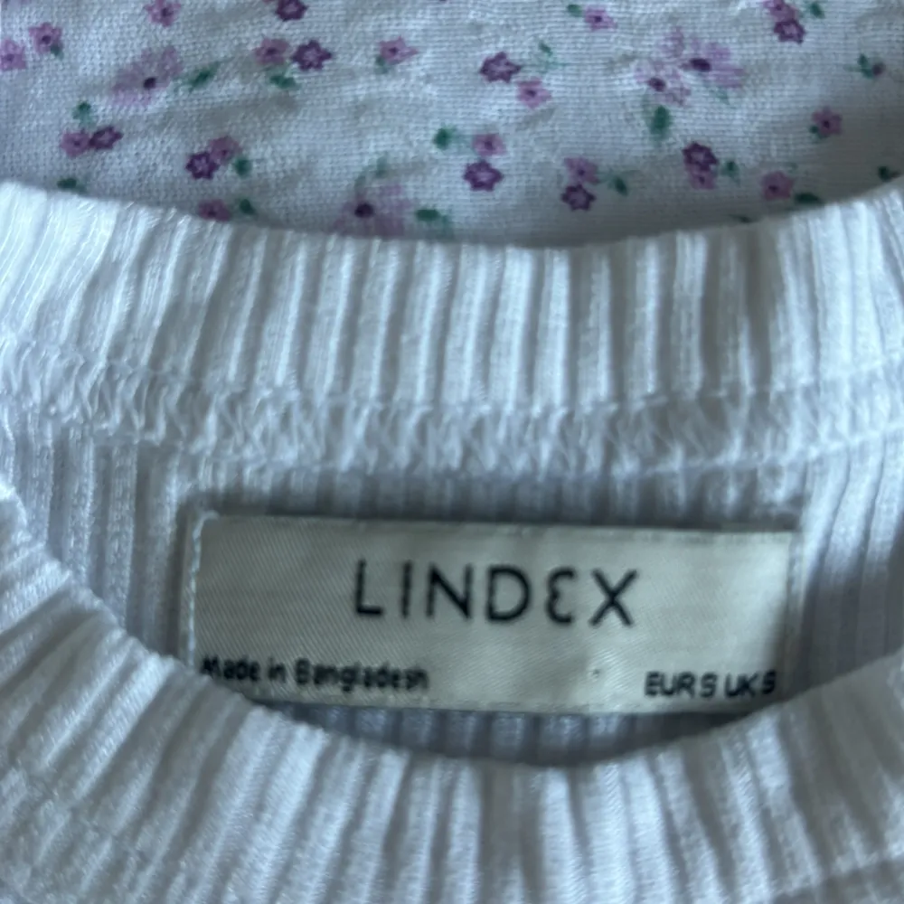 Vitt linne/topp från Lindex i storlek S, aldrig använd 💕. Toppar.