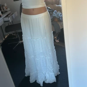 Volang maxi kjol  - Superfin vit långkjol som jag aldrig använd, lite för lång för mig som är 163 men går såklart att sy upp🩷