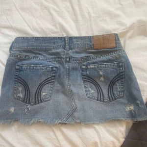 Lågmidjad jeanskjol  - Lågmidjad jeanskjol som är insydd i sömnen, men inget som syns på💖