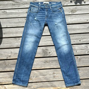 Replay Anbass Jeans  - Tja säljer nu mina riktigt feta Anbass Slim fit Replay Jeans i skicket 9,9/10 eftersom dom endast är använda 2-3 gånger. Skriv i DM angående några frågor. Priset kan diskuteras. Ordinarie pris är 1899 kr 