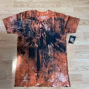 Affliction T-shirt  - !skicka bud för snabb affär! Fet Affliction T-shirt i storlek S. Helt ny aldrig använd me tag. Skriv om ni undrar något 📲