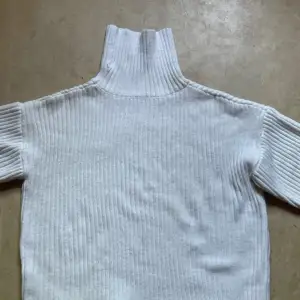 Storlek S vit stickad tröja med turtle neck, varm under vintern och skönt material