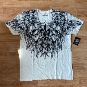 Affliction / Xtreme Couture T-shirt  - !!skicka bud för snabb affär! Fet xtremecouture T-shirt gjord av Affliction, storlek M. Helt ny aldrig använd me tag. Skriv om ni undrar något 📲