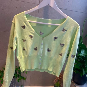 Topp - Söt kardigan med knappar och fjärilsmönster. Ser ut som ny. Passar S-M