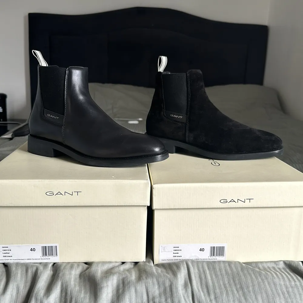 Säljer 2 Gant James boots för 2000kr , skorna är helt oanvändna. Fått i present 2022 men aldrig passat mig. Den ena skon är i läder och den andra i mocka. . Kengät.