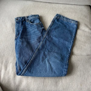 Blå jeans  - Blå jeans från bershka i storlek 38 oanvända 🌷 raka högmidjade!