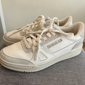 Reebok classic - Ett par helt nya Reebok sneakers i grå/beige. Skorna är köpta på Zalando och endast testade, men går inte att skicka tillbaka! Nyskick i st 38,5💕originalpris 1335kr
