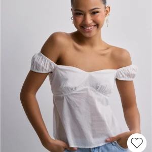 Sommar topp  - Helt ny Nelly topp! Passar perfekt till sommaren. Helt ny och oanvänd med prislapparna kvar, bara testad❤️❤️❤️Köpt för 250 och säljer för 150kr!