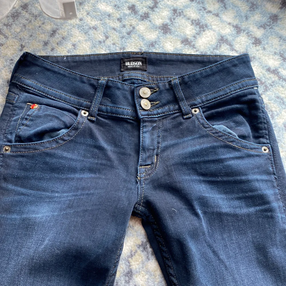 Ett par snygga Low Rise bootcut jeans från märket Hudson. Inga defekter, ser helt nya ut och kan diskutera priset. Skriv privat för mer info/mått❤️. Jeans & Byxor.