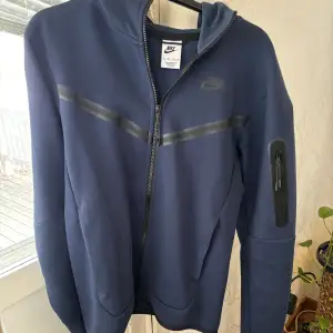 En mörkblå Nike Tech tröja i storlek XS, säljs för den används ej längre och skicket är 8.5/10. Nypris 1200kr och kom privat vid funderingar. 😃✅