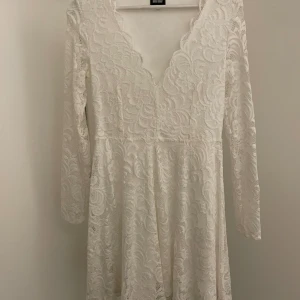 Vit studentklänning - Fin vit studentklänning som är  åtsittande upptill men en fin V-ringning   Bara använd en gång. Då jag tog studenten under Pandemin och knappt fick använda den alls så är den i nyskick. 
