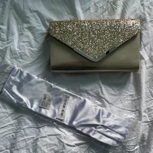 Bal handskar + bal väska - Badhandskar och balväska. Helt nya, aldrig använda. Kommer i orginalförpackning. Väskan har ett axelband inuti om man vill ha det. 