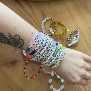 Friendship bracelet taylor swift  - Friendship bracelet taylor swift 15-20 kr st  Billigare om man köper flera! 🩷 Kan även göra armband med önskad låt,färg och storlek 🩷