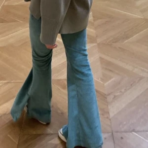 Byxor - Säljer dessa as snygga blåa/gröna byxor från Carin Wester!  Har klippt dom så att dem passar någon som är 165 Nypris 1100