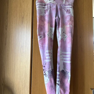 Rosa aimn byxor  - Ett par rosa aimntights i nyskick! Helt utan skavanker och defekter! I storlek xs men passar xs/s! Skriv för frågor!  Nypris runt 700kr!🤗