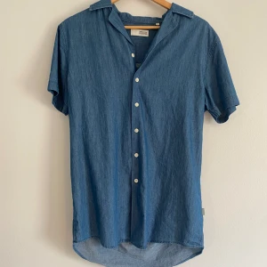 Blå Skjorta  - Blå skjorta knappt använd. 