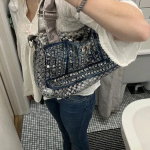 Handväska❣️ - Säljer denna jätte fina väska då jag har en annan jag använder mer❣️ Lånade bilder, köpt här på Plick! Skriv om ni har några frågor❣️