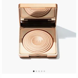 Säljer Caia Sydney highlighter  - Säljer highlighter från Caia endast testad så i väldigt fint skick! Nypris 395 mitt pris 250 eller bud!