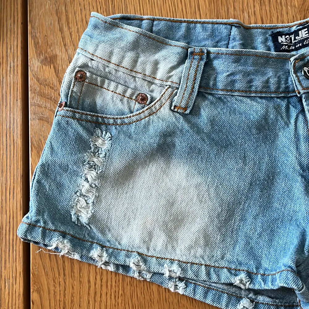 Säljer dessa super coola jeans då den inte oss super fina till sommaren💗skicka för fler frågor. Shorts.