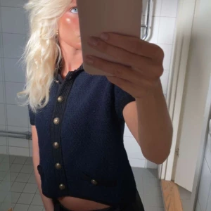 Kofta med trekvarts ärmar - Jätte fin blå kofta med guld knappar och korta armar från Massimo Dutti. Jätte bra skick i princip ny🌟🌟