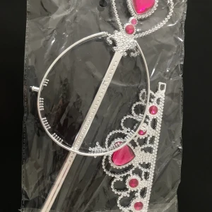 Tiara & trollstav  - Helt ny  Finns fler kvar  Sammafrakt  3år +