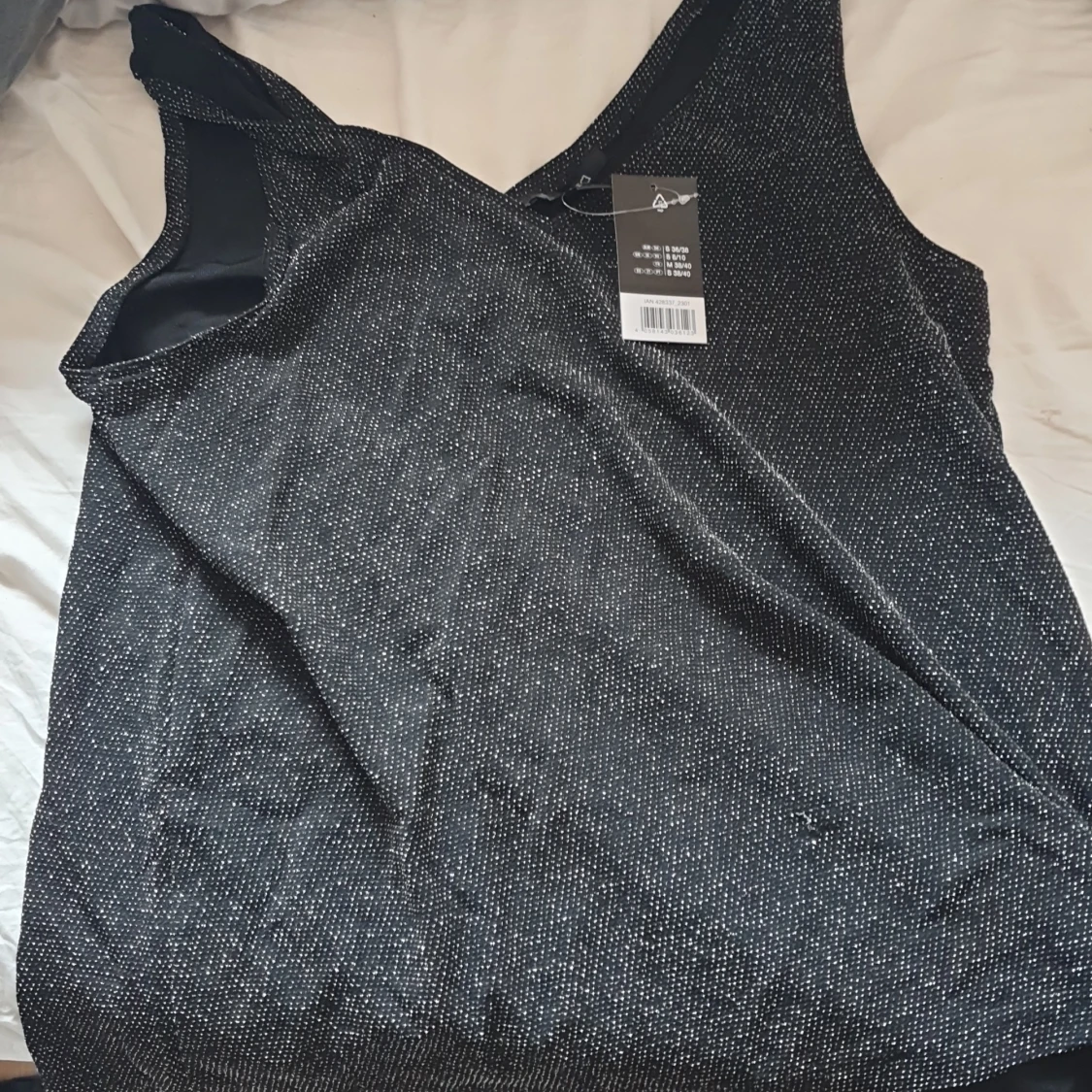 Svart glittrande linne