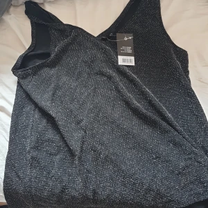 Svart glittrande linne - Oanvänd svart glittrande linne