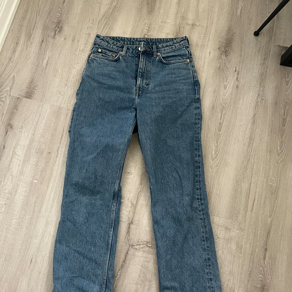 Mörkare blå jeans inköpta för 600 kr i December 2023. Använda ett fåtal gånger så de är i nyskick. Storleken är W29 och L30.  Modellen är 165 cm lång och vanligtvis en XS/S.  Hör av dig om du har frågor eller önskar mer bilder🙌🏽🥰. Jeans & Byxor.