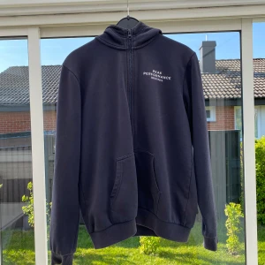 Peak Performance zip hoddie - Peak hoddie i bra skick. Lite blekt men inget som man märker av. Billigare pris vid snabb affär
