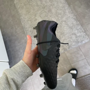 Nike tiempo, heläkta - Ett par snygga samt sällsynta tiempos med reflektion vid hälen. Både konstgräs och gräs skor, väldigt sköna och passar 43 med. Pris kan diskuteras, vid fler frågor är det bara att höra av sig! 