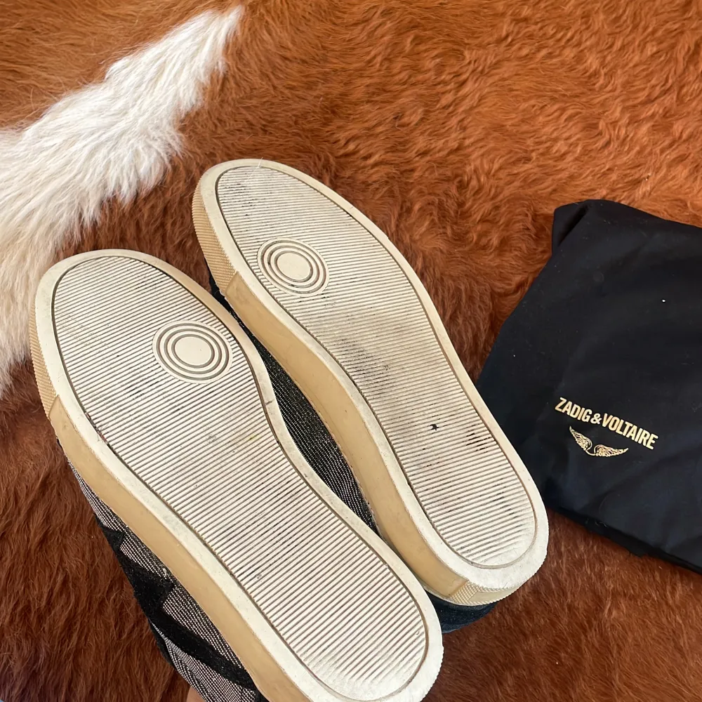 Supersnygga zadig skor. De är en limited edition modell som jag köpte för 2-3 år sedan på zadigs hemsida. Skorna är inte så använda men skicket är som på bilderna. Storlek 36. Nypris runt 3000. Dustbag medföljer!. Kengät.
