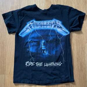 En T-shirt med ride the lightning.