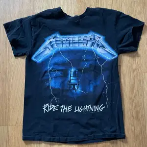 En T-shirt med ride the lightning.