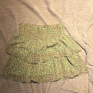 Kjol - Väldigt fin o i väldigt bra skick. Använd ca 2 gånger