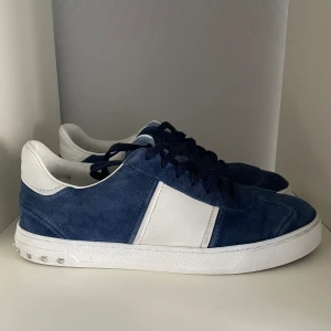 Valentino Flycrews marinblå - Säljer nu dessa tvärfeta Valentino flycrewsen i otroligt bra skick. Otroligt bra skick och alla nitar är kvar.  Storlek 40 men passar mig som har 41.5.   Frågor i DM! 💯