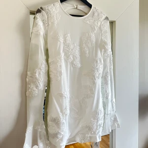 Vit klänning! - Säljer denna sjukt fina klänningen då den var något kort på mig 🌸