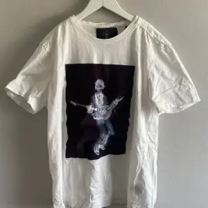 Säljer denna feta limitato t-shirt. Den är använd ett få tal gånger bra skick. Låda till kommer köpt för 1200 på melrose. Pris kan diskuteras