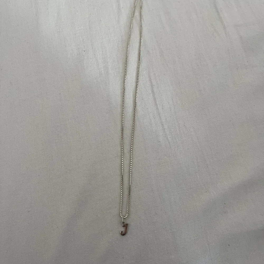 Bokstaven J längden på halsbandet är 21cm, äkta silver. Accessoarer.