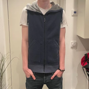Fleece väst - Skön fleece väst från märket Burton för er som vill ta eran stil till nästa nivå ~ Strlk: S ~ Mitt pris: 495, men det är såklart inte suttet i sten!!🙌🏼