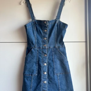 Jeans klänning  - En fin jeans klänning som är oanvänd utan prislapp. Storleken är 36 