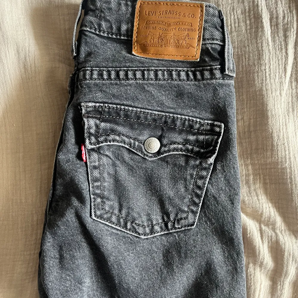 Säljer dessa oanvända levis jeansen med fickor där bak. De är lågmidjade och är lite mer utsvängda än bootcut. . Jeans & Byxor.