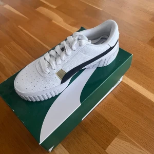 Cool Puma sneakers  - De e helt oanvända och super snygga detaljer där bak av skon💗💗🎀 (ny pris är 625kr)