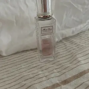 Miss Dior parfym ingen skada på flaskan halva använd går att diskutera pris  