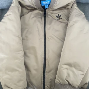 Rosé guld adidas jacka - Använt ett fåtal gånger.  Jätte tjock och varm. Ingen luva 