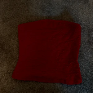 Röd tubtopp - Säljer denna röda tubtoppen med mönster då den inte används längre! Den är använd få gånger och är i bra skick 😙