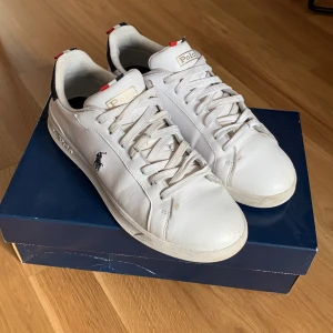 Ralph Lauren skor - Ralph Lauren skor i utmärkt skick till salu! Dessa skor är knappt använda och säljs till ett bra pris. De kostade ursprungligen 1200 kronor, men jag säljer dem nu för endast 399 kronor. Sulan är i fantastiskt skick och kartong medföljer(liten skada)