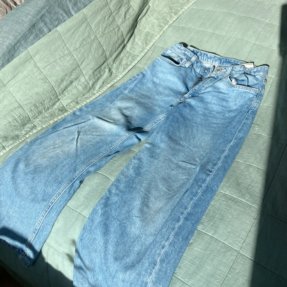 High waist blå jeans🩵🤍 knapp och zipper. Storlek 128. 🩵🤍. Jeans & Byxor.